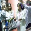 Miranda Kerr et son fils Flynn accueillis par la famille à l'aéroport de Sydney, le 10 mai 2014.