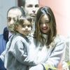 Miranda Kerr et son fils Flynn accueillis par la famille à l'aéroport de Sydney, le 10 mai 2014.