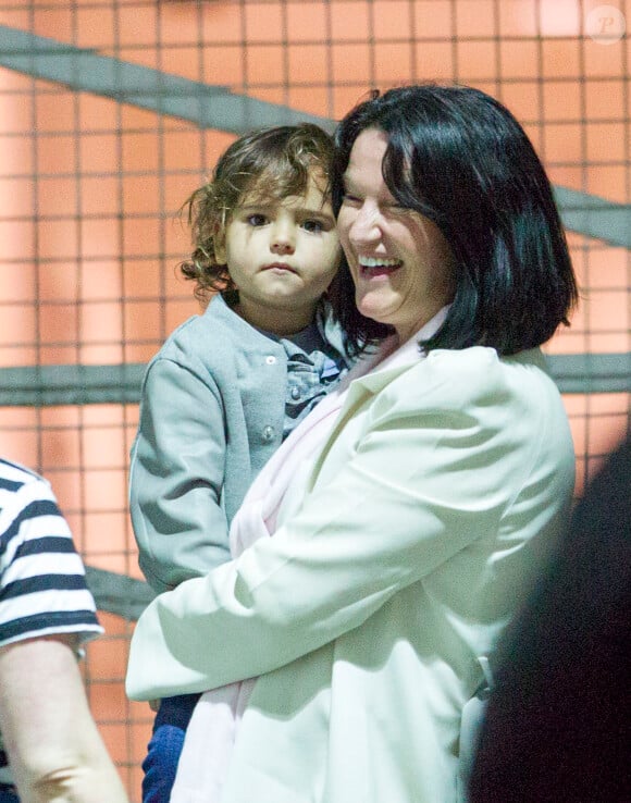 Miranda Kerr et son fils Flynn accueillis par la famille à l'aéroport de Sydney, le 10 mai 2014. Le petit garçon est dans les bras de grand-mère maternelle.