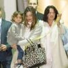 Miranda Kerr et son fils accueillis par la famille à l'aéroport de Sydney, le 10 mai 2014.