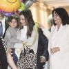 Miranda Kerr et son fils Flynn accueillis par la famille à l'aéroport de Sydney, le 10 mai 2014.