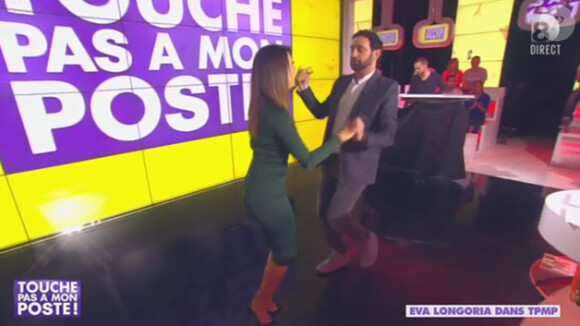 Eva Longoria superbe et Cyril Hanouna dansent la salsa dans TPMP, le mardi 13 mai 2014 sur D8
