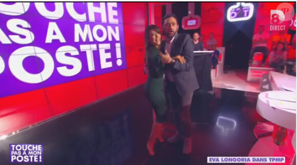 Eva Longoria superbe et Cyril Hanouna dansent la salsa dans TPMP, le mardi 13 mai 2014 sur D8