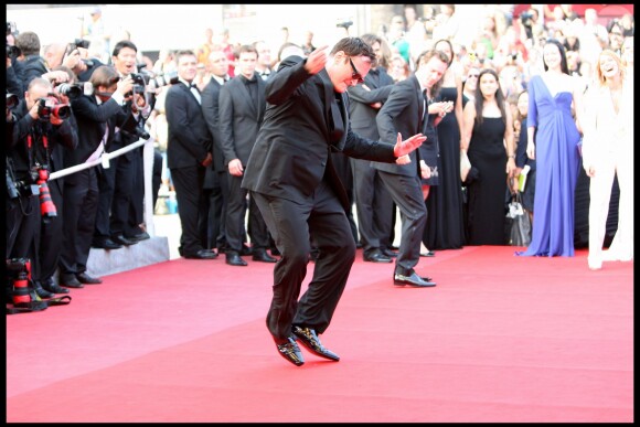 Quentin Tarantino entame sa fameuse danse sur le tapis rouge de son film Inglourious Basterds à Cannes le 20 mai 2009.