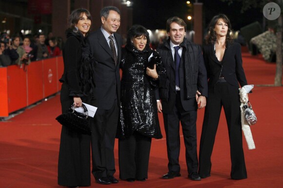 Ang Lee entouré de la famille du regretté Sergio Leone,France sca, Carla, Andrea et Raffaella Leone, à Rome, en mai 2007.