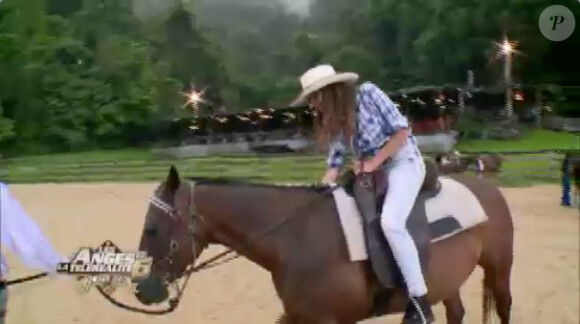 Dania à cheval (Les Anges de la télé-réalité 6 - épisode diffusé le mercredi 14 mai 2014 sur NRJ 12.)