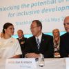 La princesse Victoria de Suède avec le secrétaire général des Nations unies Ban Ki-moon et le Premier ministre suédois Fredrik Reinfeldt lors de la cérémonie d'ouverture du Forum Global sur la migration et le développement à Stockholm, le 14 mai 2014.