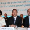 La princesse Victoria de Suède avec le secrétaire général des Nations unies Ban Ki-moon et le Premier ministre suédois Fredrik Reinfeldt lors de la cérémonie d'ouverture du Forum Global sur la migration et le développement à Stockholm, le 14 mai 2014.