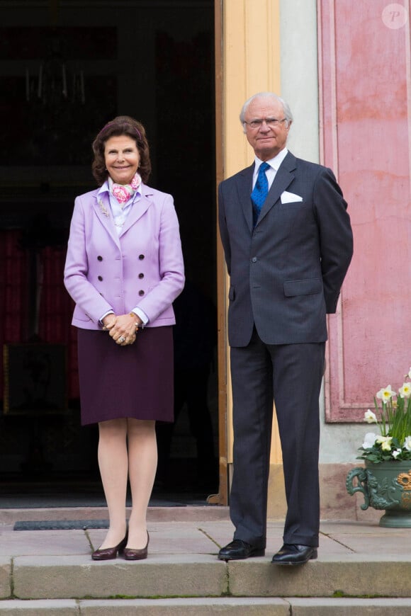 Le roi Carl XVI Gustaf et la reine Silvia de Suède visitent le pavillon chinois à Stockholm, le 13 mai 2014, actuellement en travaux de restauration.