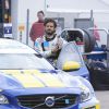 Le prince Carl Philip de Suède, pilote pour Volvo, effectuait le 9 mai 2014 des essais sur le circuit Knutstorp de Kageröd. Son père le roi Carl XVI Gustaf était exceptionnellement là pour l'observer.