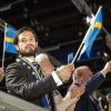 Le prince Carl Philip de Suède a assisté au triomphe du chef suédois Tommy Myllymäki lors du Bocuse d'Or Europe 2014 et lui a remis son trophée, le 8 mai 2014 à Stockholm