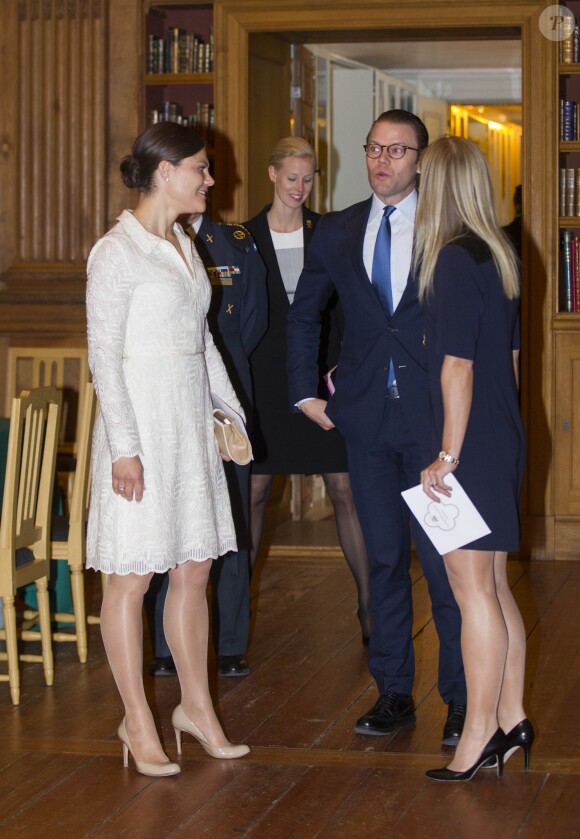 La princesse Victoria de Suède et le prince Daniel participaient à une réunion de leur fondation au palais royal à Stockholm, le 15 mai 2014.