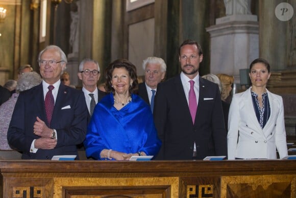 Le roi Carl XVI Gustaf de Suède, la reine Silvia, la princesse Victoria et le prince Daniel ainsi que le prince héritier Haakon de Norvège étaient réunis le 5 mai 2014 au palais royal à Stockholm à l'occasion des 200 ans de la Constitution norvégienne, marquées par une cérémonie dans la bibliothèque Bernadotte et un concert en la chapelle royale.