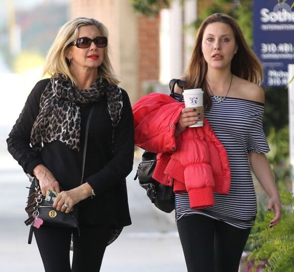 Exclusif - Olivia Newton-John et sa fille Chloe Lattanzi à Santa Monica, le 13 février 2013. 
