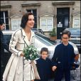  Carole Bouquet avec ses fils Dimitri et Louis le jour de son mariage avec Jacques Leibowitch en 1991 