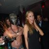 L'héritière Paris Hilton a rencontré ce drôle d'énergumène au masque d'Iron Man au VIP Room à Cannes, le 14 mai 2014.