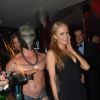 Paris Hilton a rencontré ce drôle d'énergumène au masque d'Iron Man au VIP Room à Cannes, le 14 mai 2014.