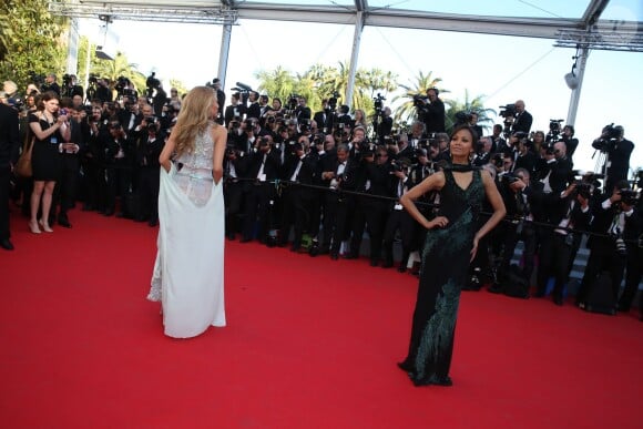 Blake Lively et Zoe Saldana foulent le tapis rouge du Palais des Festivals lors de la projection de Mr. Turner, film en compétition. Cannes, le 15 mai 2014.