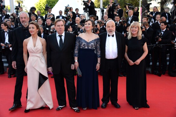 L'équipe de Mr. Turner sur le tapis rouge du Palais des Festivals pour la projection de leur film en compétition. Cannes, le 15 mai 2014.