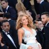 Blake Lively foule le tapis rouge du Palais des Festivals lors de la projection de Mr. Turner, film en compétition. Cannes, le 15 mai 2014.