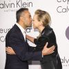 Francisco Costa, directeur artistique de Calvin Klein, salue Naomi Watts lors de la soirée Calvin Klein, donnée à l'occasion du 67ème festival de Cannes. Cannes, le 15 mai 2014.