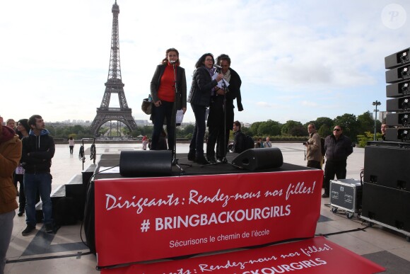 Lisa Azuelos, Yamina Benguigui, Karine Silla - Marche de femmes pour appeler à la libération de jeunes filles enlevées par le groupe Boko Haram au Nigeria. Place du Trocadéro à Paris le 13 mai 2014.