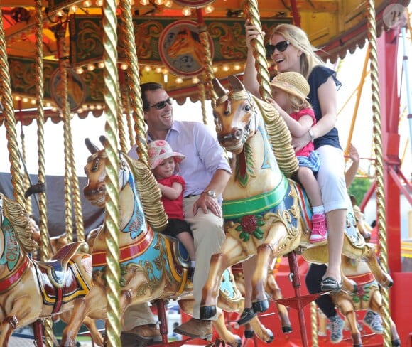 Chevaux de bois et joie pour Peter Phillips et sa femme Autumn avec leurs filles Savannah (3 ans) et Isla (2 ans) au Royal Windsor Horse Show le 17 mai 2014.
