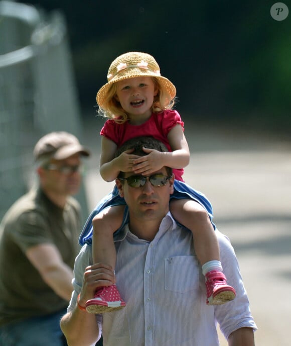 Peter Phillips porte sa fille Savannah sur les épaules au Royal Windsor Horse Show le 17 mai 2014.