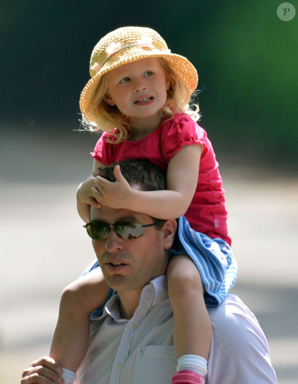 Peter Phillips avec sa fille Savannah sur les épaules au Royal Windsor Horse Show le 17 mai 2014.