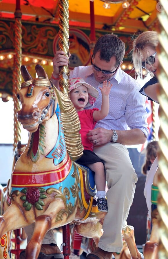 Isla s'éclate avec son papa Peter Phillips au Royal Windsor Horse Show le 17 mai 2014.