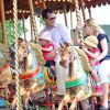 Petit tour de manège pour Peter Phillips et sa femme Autumn avec leurs filles Savannah (3 ans) et Isla (2 ans) au Royal Windsor Horse Show le 17 mai 2014.