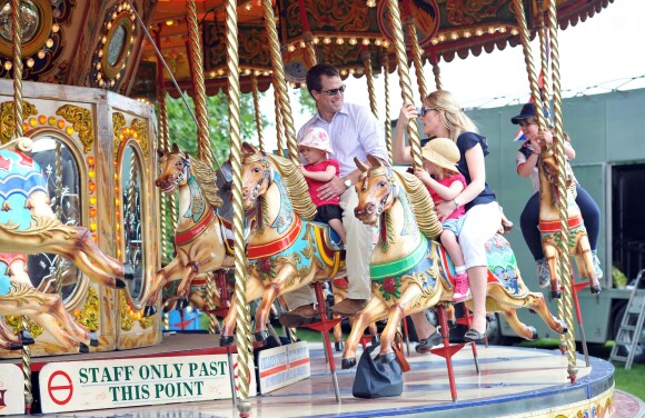 Petit tour de manège pour Peter Phillips et sa femme Autumn avec leurs filles Savannah (3 ans) et Isla (2 ans) au Royal Windsor Horse Show le 17 mai 2014.