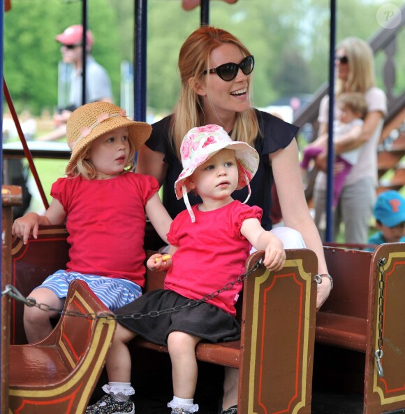 Savannah et Isla Phillips prennent le petit train avec leur maman Autumn au Royal Windsor Horse Show le 17 mai 2014.