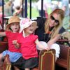 Isla, tout hilare, et Savannah Phillips avec leur maman Autumn au Royal Windsor Horse Show le 17 mai 2014.