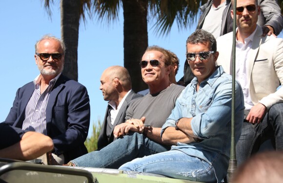 Kelsey Grammer, Arnold Schwarzenegger, Antonio Banderas, Glen Powell - Les acteurs du film "Expendables 3" arrivent à bord d'un char militaire devant l'hôtel Carlton pour le photocall du film dans le cadre du 67ème festival du film de Cannes, le 18 mai 2014.
