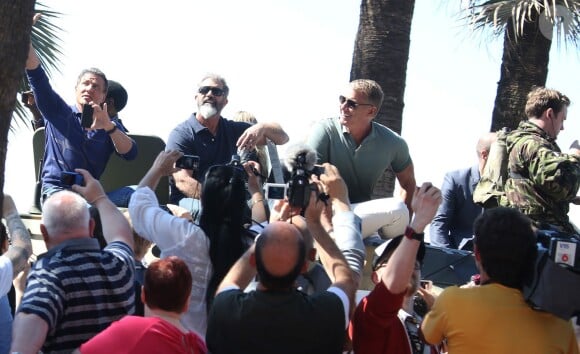 Sylvester Stalone, Mel Gibson, Dolph Lundgren - Les acteurs du film "Expendables 3" arrivent à bord d'un char militaire devant l'hôtel Carlton pour le photocall du film dans le cadre du 67ème festival du film de Cannes, le 18 mai 2014.