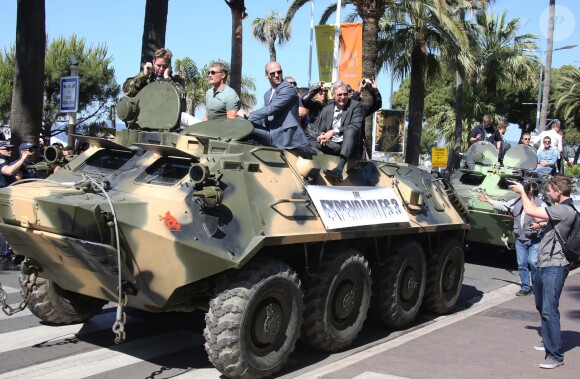 Dolph Lundgren, Jason Statham, Harrison Ford - Les acteurs du film "Expendables 3" arrivent à bord d'un char militaire devant l'hôtel Carlton pour le photocall du film dans le cadre du 67ème festival du film de Cannes, le 18 mai 2014.