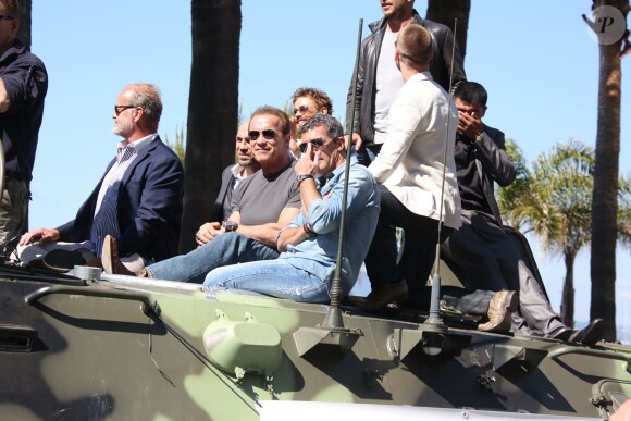 Kelsey Grammer, Arnold Schwarzenegger, Antonio Banderas - Les acteurs du film "Expendables 3" arrivent à bord d'un char militaire devant l'hôtel Carlton pour le photocall du film dans le cadre du 67ème festival du film de Cannes, le 18 mai 2014.