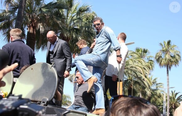 Randy Couture, Arnold Schwarzenegger, Antonio Banderas, Glen Powell - Les acteurs du film "Expendables 3" arrivent à bord d'un char militaire devant l'hôtel Carlton pour le photocall du film dans le cadre du 67ème festival du film de Cannes, le 18 mai 2014.