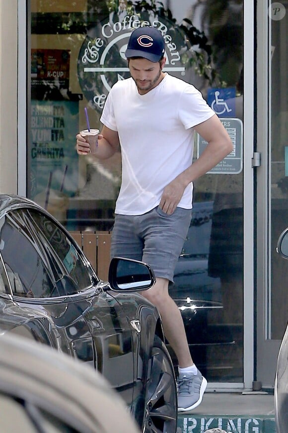 Ashton Kutcher dans le quartier de Studio City à Los Angeles, le 17 mai 2014.