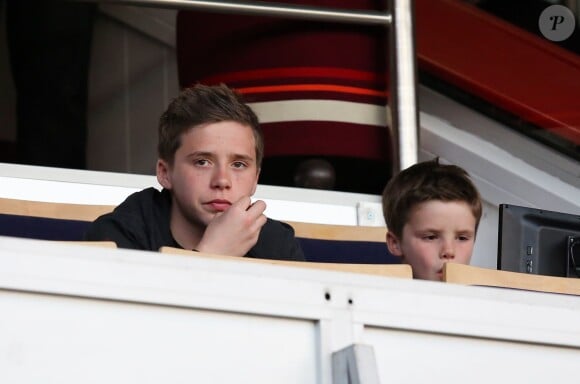 Brooklyn et Cruz Beckham lors de la 35e journée du championnat de France de football, au Parc des Princes, entre le PSG et Valenciennes (1-1) à Paris le 5 mai 2013