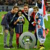David Beckham entouré de ses garçons Brooklyn, Cruz et Romeo au Parc des Princes à Paris, lors des célébrations du titre de champion de France, le 18 mai 2013