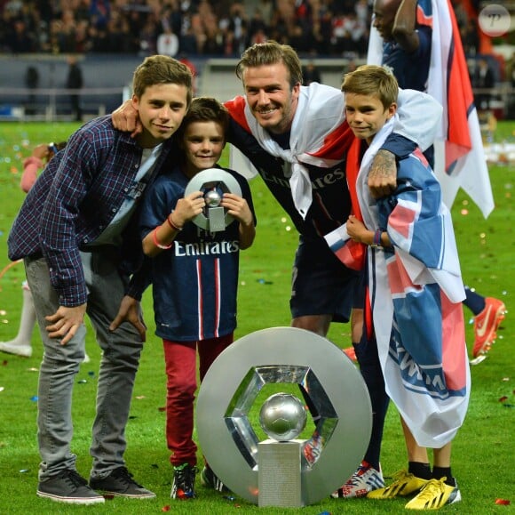 David Beckham entouré de ses garçons Brooklyn, Cruz et Romeo au Parc des Princes à Paris, lors des célébrations du titre de champion de France, le 18 mai 2013