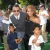 Toni Braxton avec son ex-mari Keri Lewis et leurs enfants, Denim et Diezel, à Los Angeles, le 26 octobre 2008.