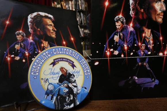 La collection d'un fan dédiée à Johnny Hallyday a été vendue 33 440 euros aux enchères à Bordeaux samedi 17 mai 2014. Elle était exposée la veille à la maison Briscadieu.