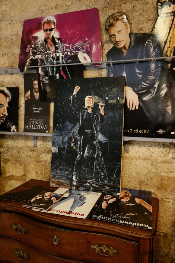 L'incroyable collection d'un fan dédiée à Johnny Hallyday a été vendue 33 440 euros aux enchères à Bordeaux samedi 17 mai 2014. Elle était exposée la veille à la maison Briscadieu.