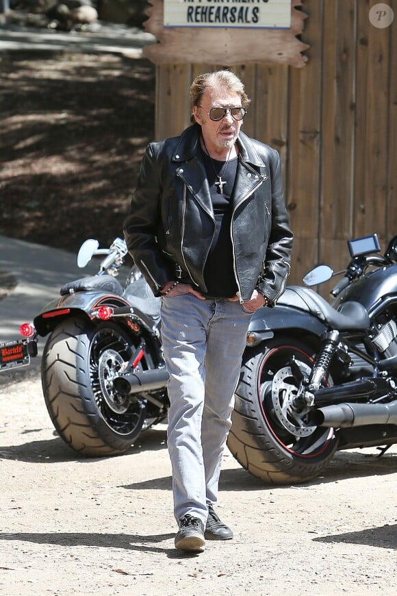 Johnny Hallyday conduit sa Harley Davidson à Los Angeles le 18 mai 2014. Johnny est de retour a LA, après sa tournée aux US, il est parti sur les routes de Malibu en moto pour rejoindre sa femme et ses filles au Calamigos Ranch.