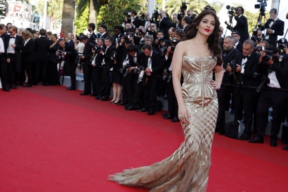 Aishwarya Rai, sublime L'Oréal Girl en Roberto Cavalli - Montée des marches du film "Deux jours, une nuit" lors du 67e Festival du film de Cannes, le 20 mai 2014.