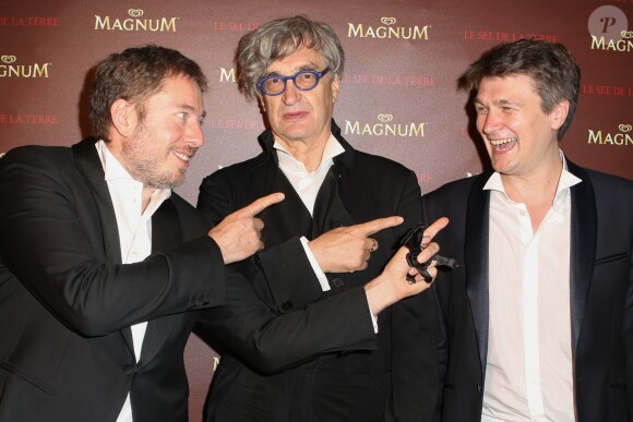 Exclusif - Juliano Ribeiro Salgado, Wim Wenders et le producteur David Rosier lors de la soirée pour les films "Le Sel de la Terre" et "Queen and Country" sur la plage Magnum à Cannes, le 20 mai 2014.
