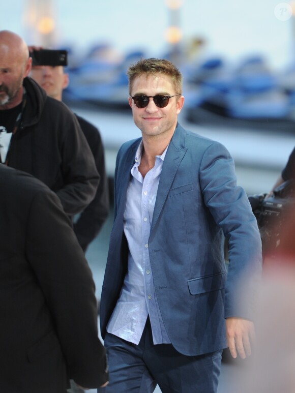 Robert Pattinson quitte sur le plateau du Grand Journal de Canal +, Cannes, le 20 mai 2014.